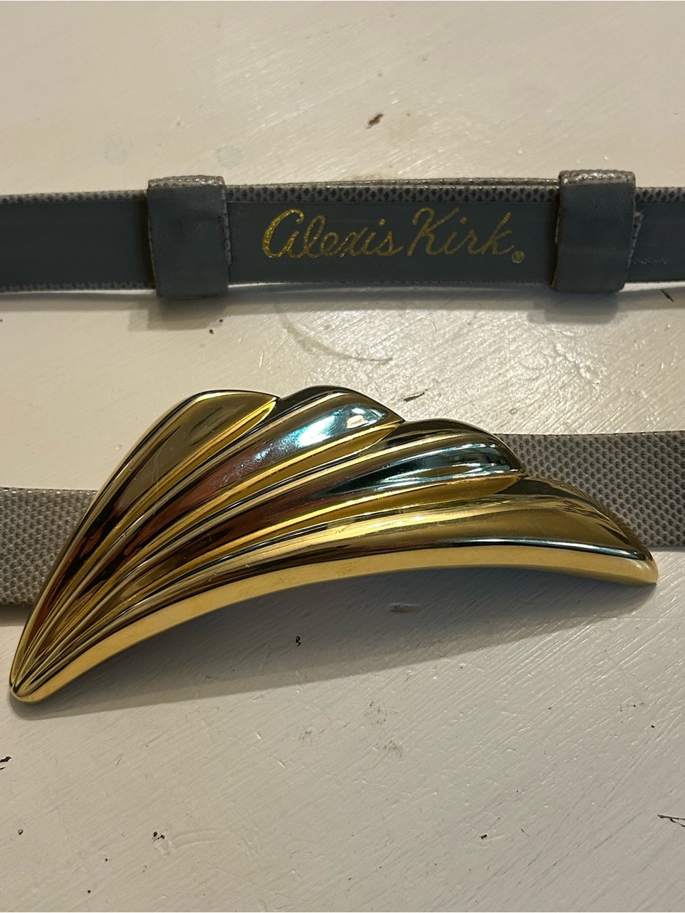 Alexis Kirk lizard grain leather belt with large gold tone statement buckle S/M